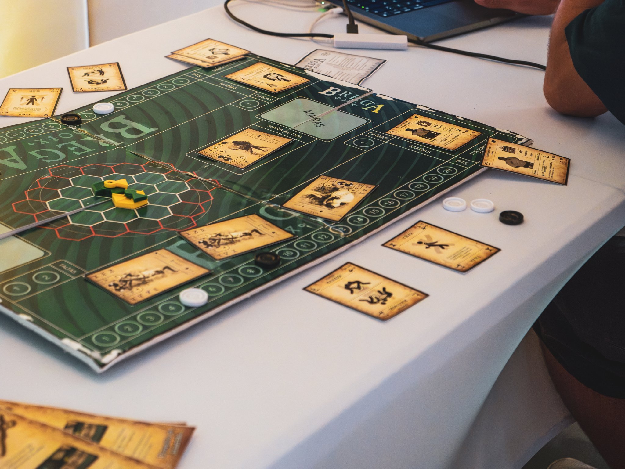 Prototipo físico del juego de mesa Brega sobre la mesa