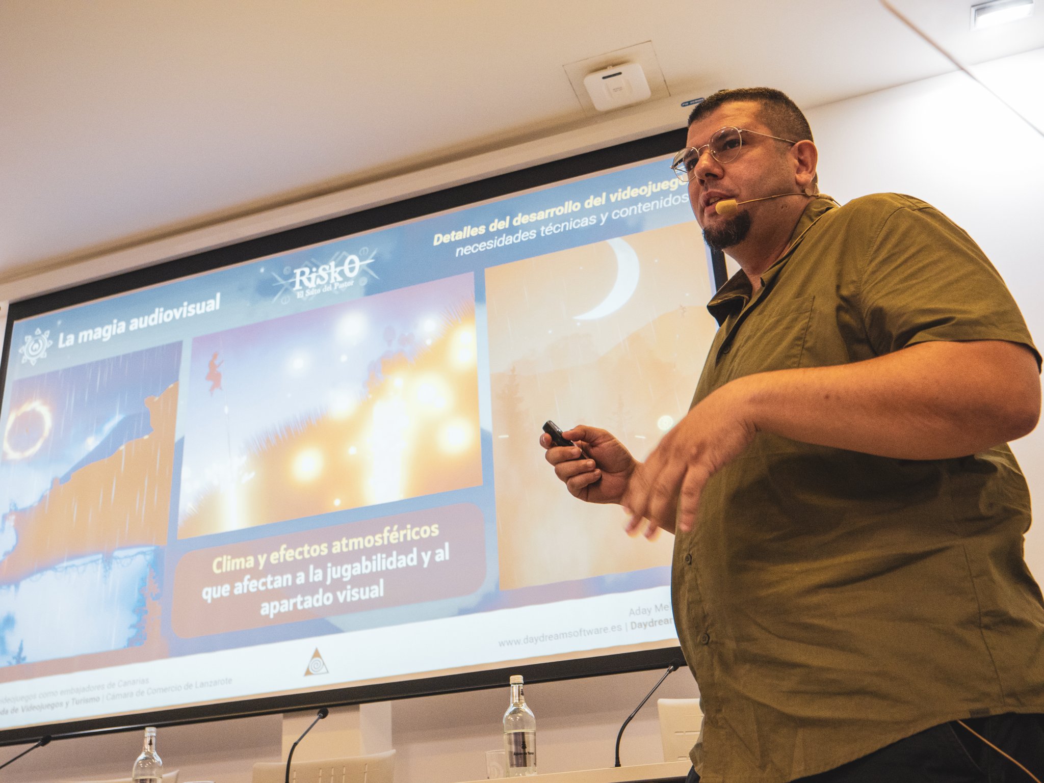 Aday presentando la diapositiva de Risko «La magia audiovisual» en la Cámara de Lanzarote