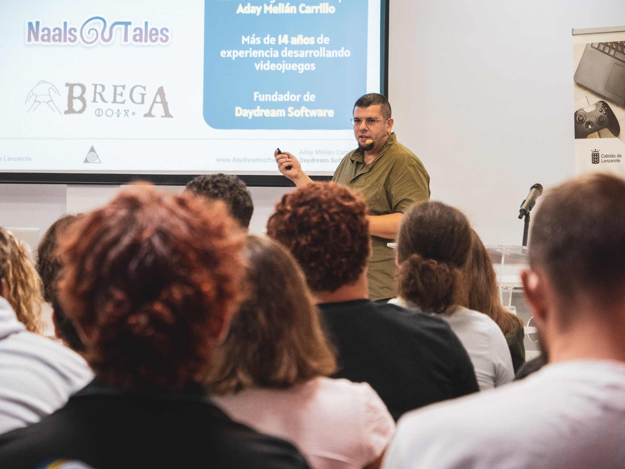 Aday presentando ante el público con la diapositiva de Naals Tales y Brega